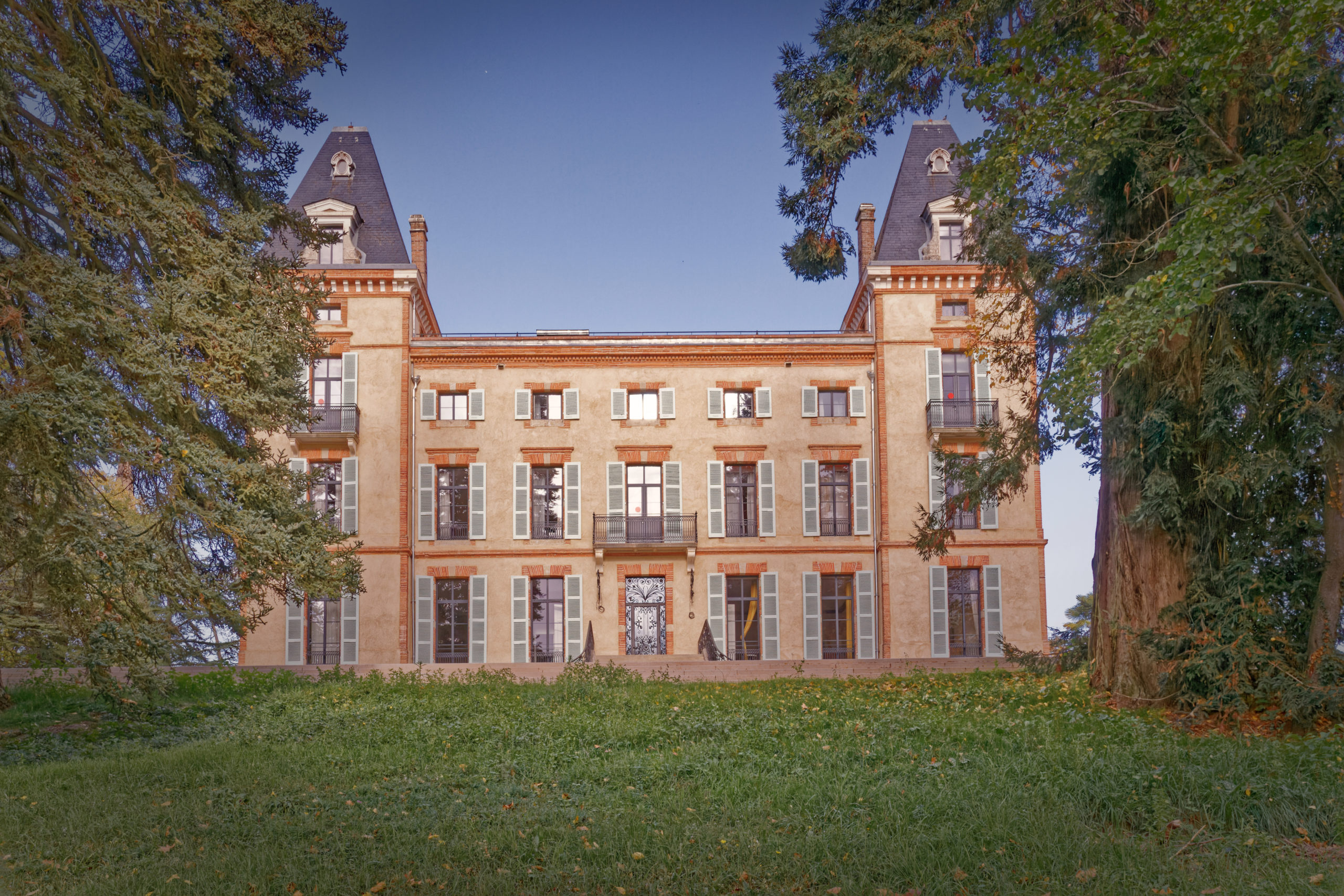 photographie façade château de Fiac Hôtel Revivo