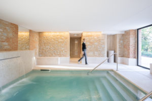 Grand bassin du spa du château de Fiac