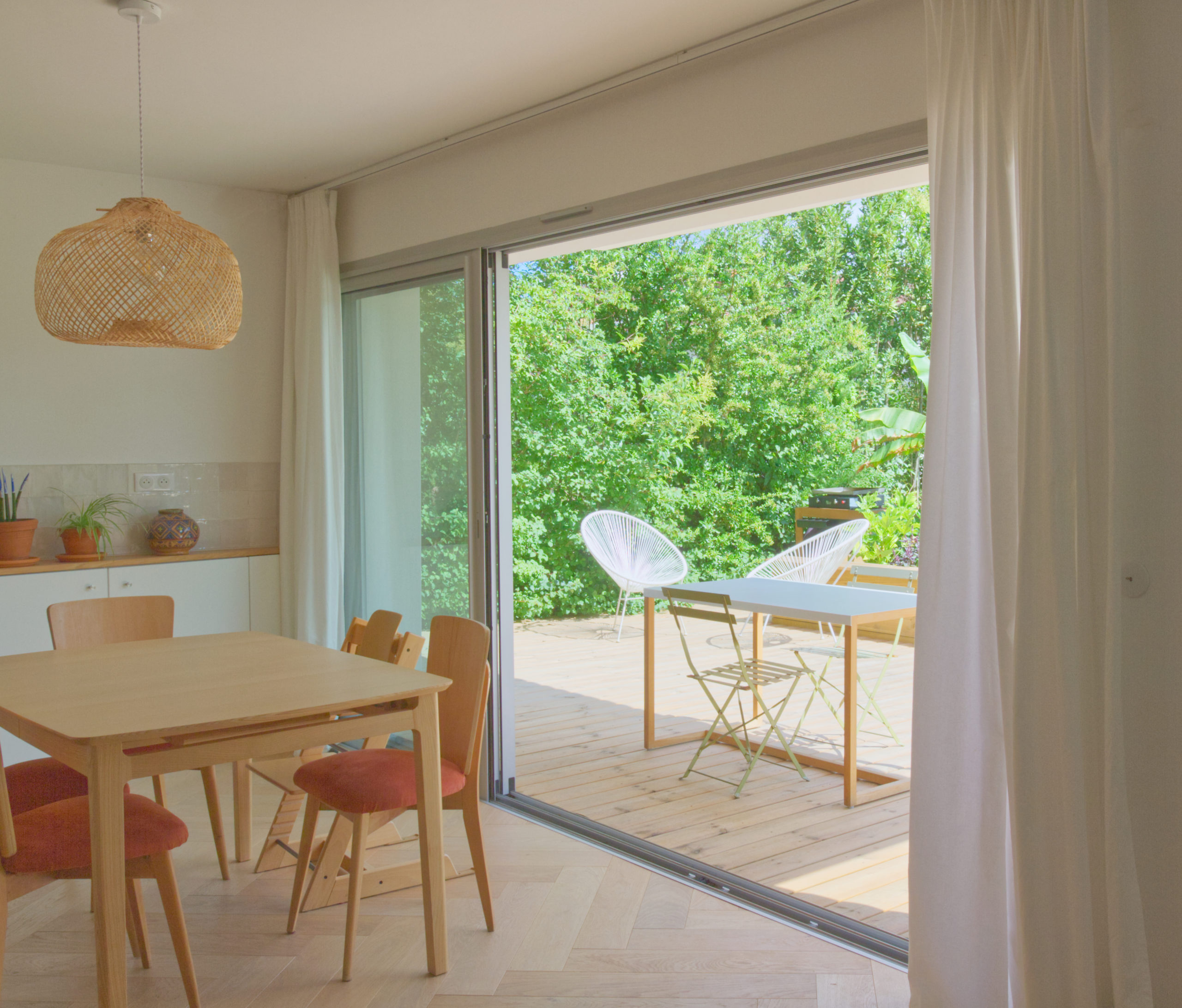 Séjour maison A- aménagement  terrasse extérieure bois-continuité intérieur-extérieur-architectes toulouse- saarchitectes